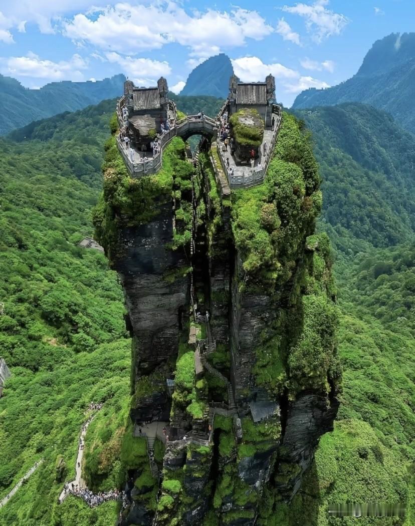 这样的地形在古代就是无法攻破的堡垒，只需要200的兵力在这上面驻守，就可以顶住1