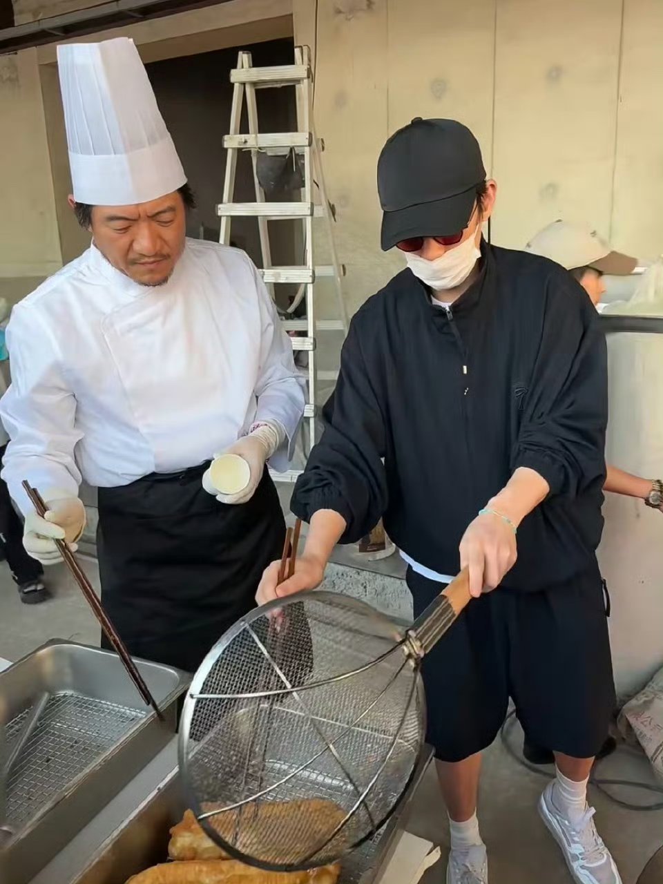 网友尝到了朱一龙炸的油条！是谁羡慕了我不说啊啊啊啊啊啊啊啊 ​​​