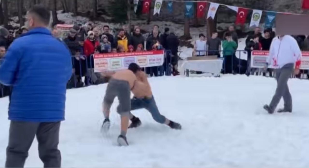 土耳其雪地摔跤赛：赤膊上阵，冰面较量
 
 
在土耳其的皑皑雪地上，一场热血摔跤
