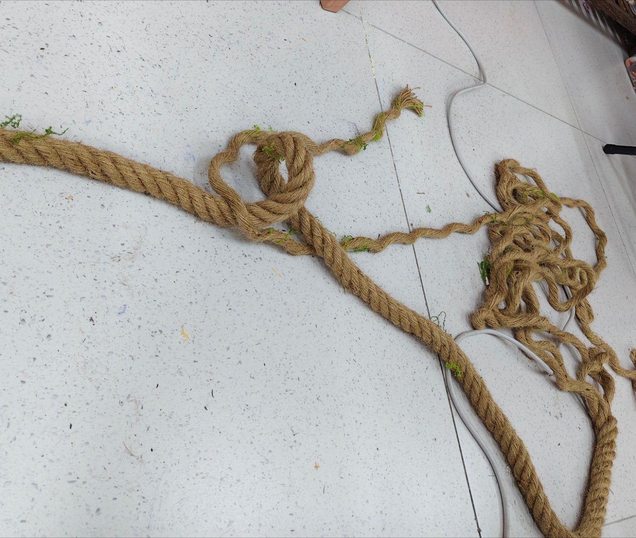 我真不中了 上班的地方整了个巨粗的绳子要拆开做装饰 老板姐跟我一块解绳子 她在那