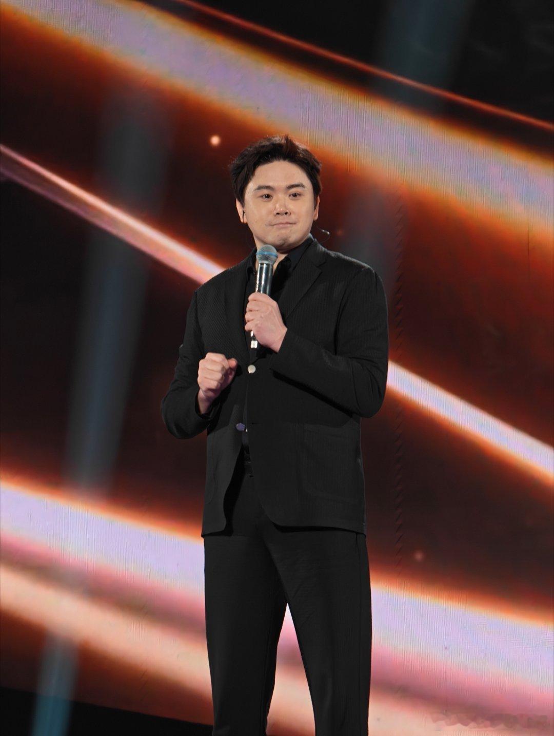 追觅之夜开始了，CEO真的好年轻哇！主持人是撒贝宁和龚韵熹，第一个歌手是萧敬腾，