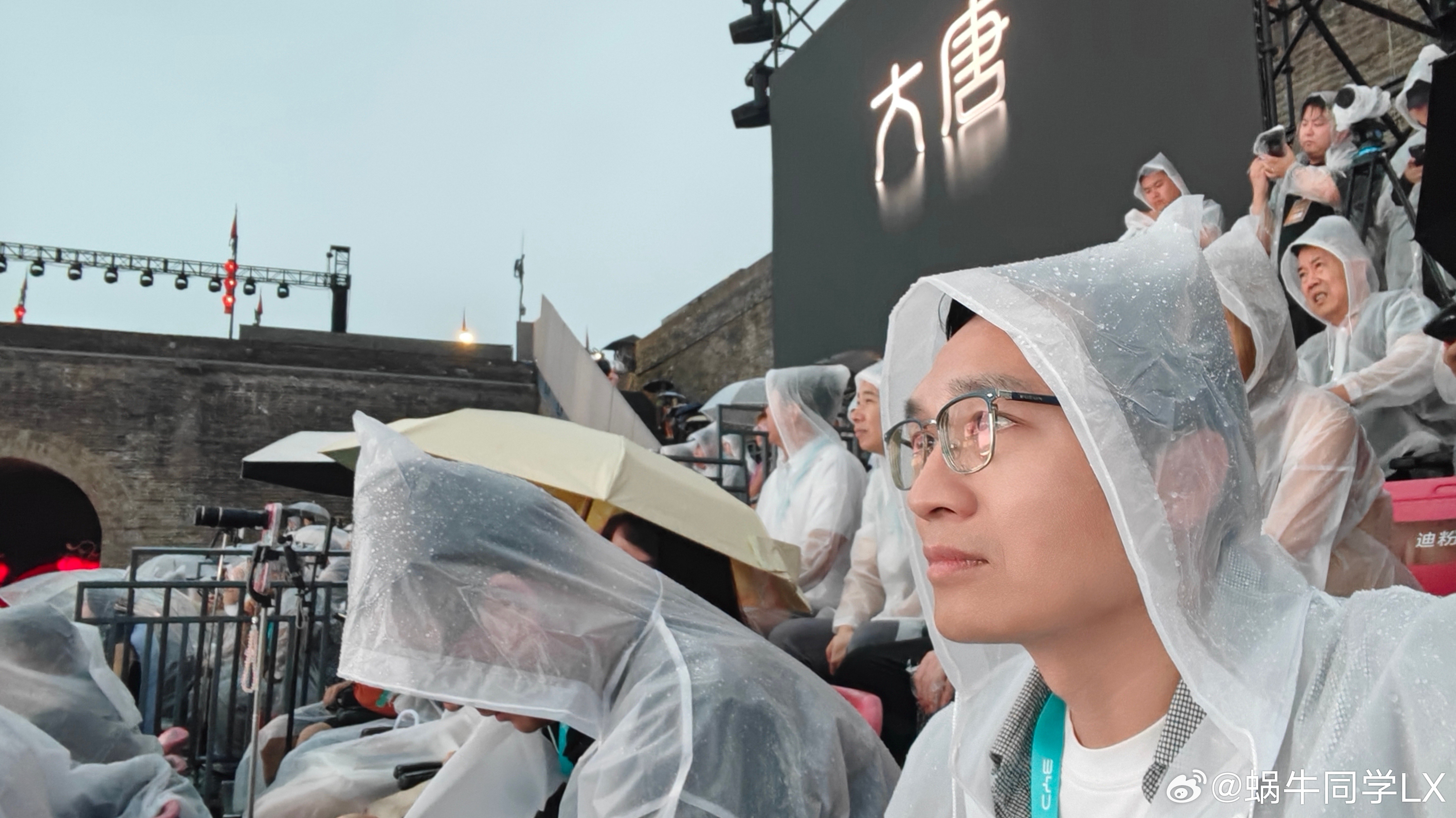大家周末好！本周在西安，第一次在大雨中参加新车发布会，好在雨衣、雨伞都备足了，活