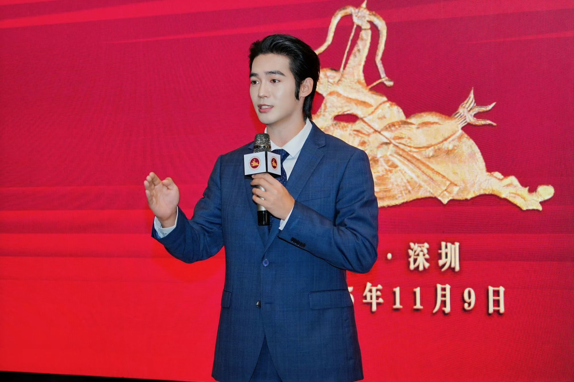 于适全国骑射巡回总决赛官方图 于适全国骑射巡回总决赛官方图蓝色西装+领带帅气板正