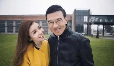 一次，春妮问朱迅：“你为什么不敢跟你老公撒娇，他婚前对你多好啊？”朱迅递了一个眼