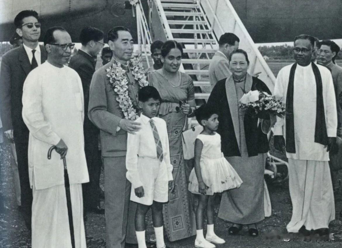 1964年2月26日下午，国家副主席宋庆龄与总理周恩来、副总理兼外交部长陈毅一同