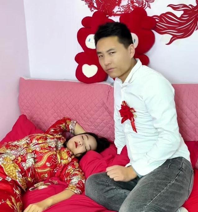 何必为难自己！新郎结婚当天晚上送走宾客后，匆匆忙忙洗了个澡，结果十分钟就出来了。