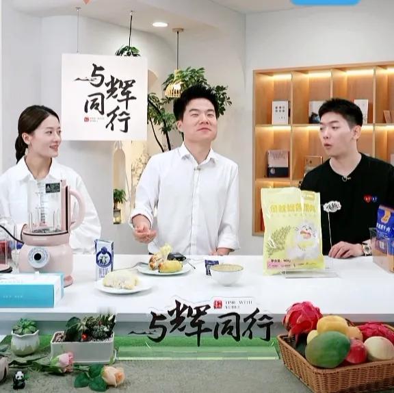 笑死了！昨晚，董宇辉卖榴莲时，一位工作人员拿着一个小仪器，现场测甜度！一测，数值