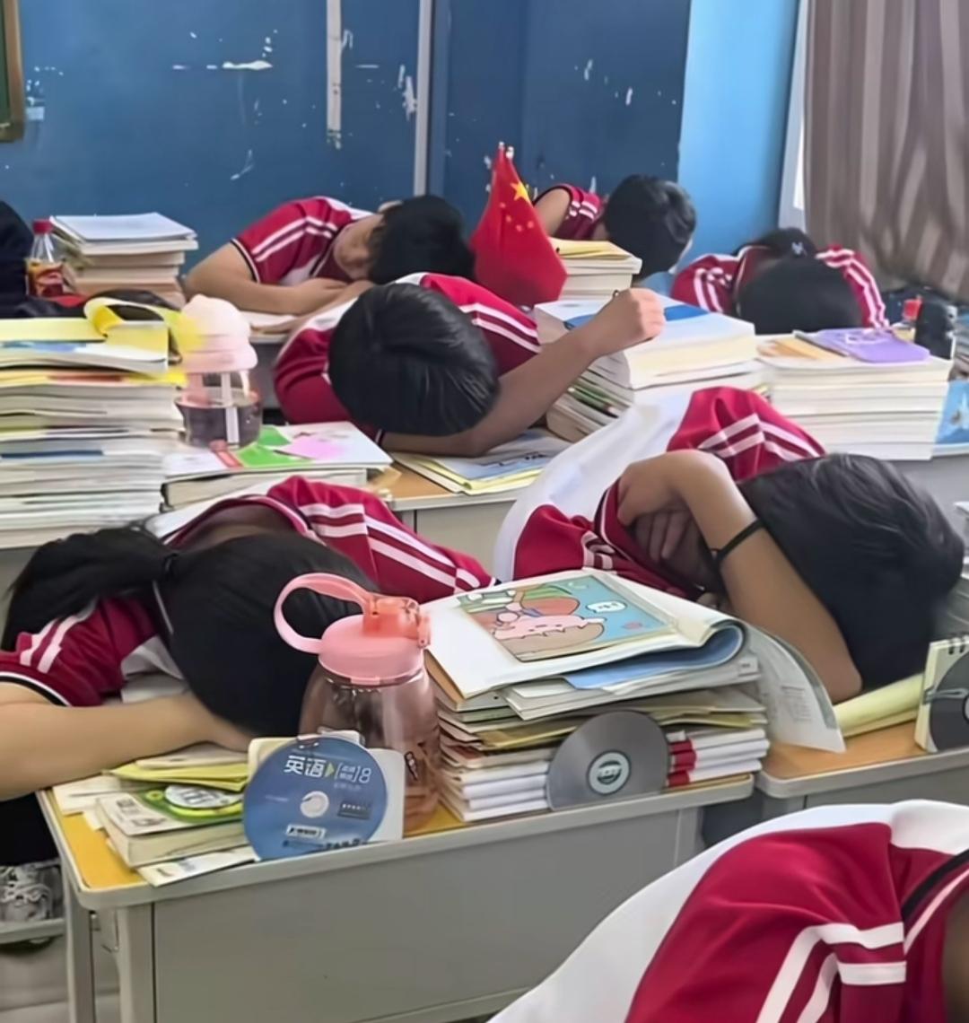 总有人会产生疑惑，课间趴在课桌上休息的高中生，是在故意假装睡觉偷懒吗？
但凡亲身