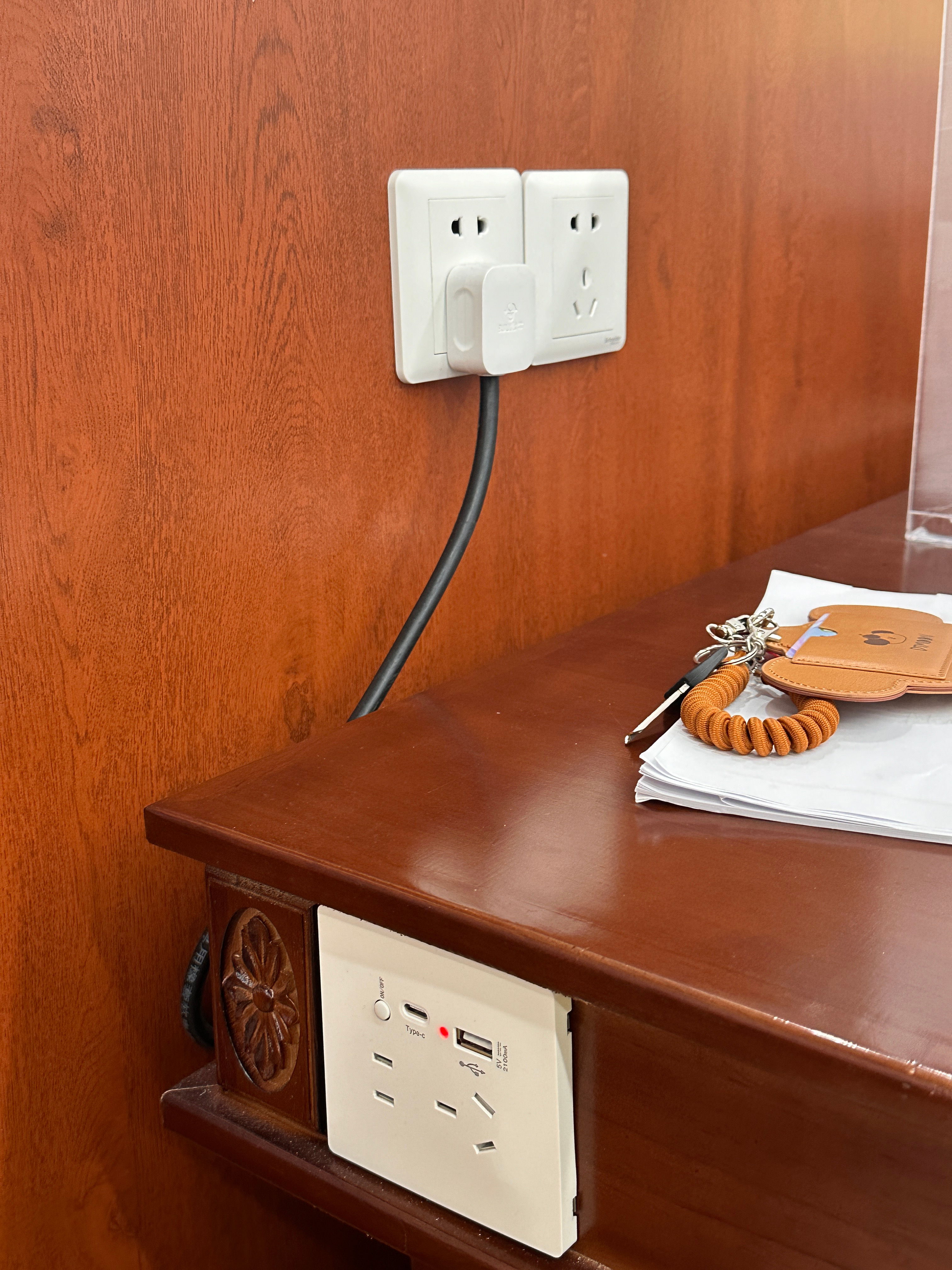 还在庆幸今天坐在有三个插座的位子 然后发现一根充电线都没带[微笑][微笑][微笑