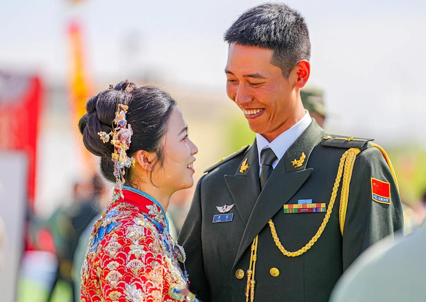 一段迷彩色的爱情·一场不一样的婚礼五一期间，陆军第76集团军某旅隆重举办“缘定瓜