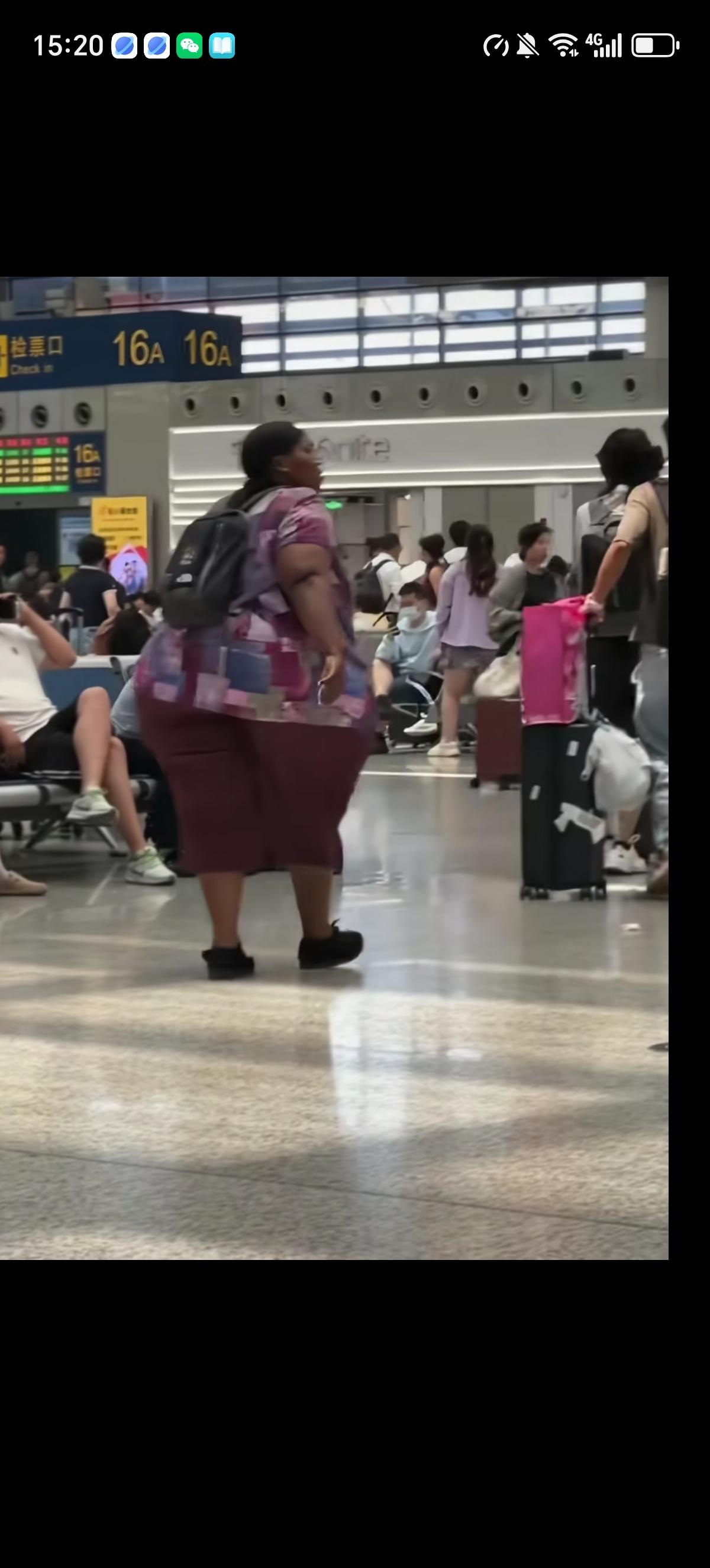 看见这个大姐在上海虹桥火车站里寻找检票口，真是知道该替她担心还是该替她要坐的椅子