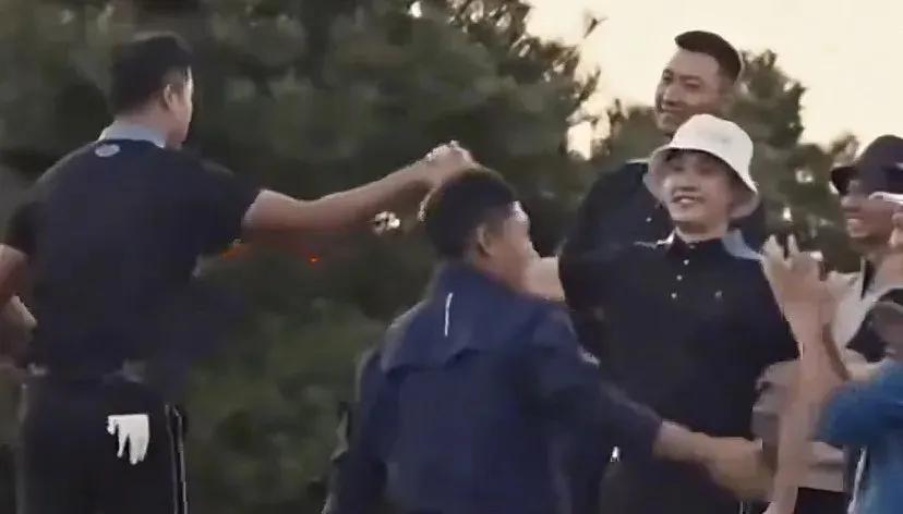 易建联终于献身了，从19日官方晒出的高尔夫球场的视频来看，易建联面露笑容，整个人