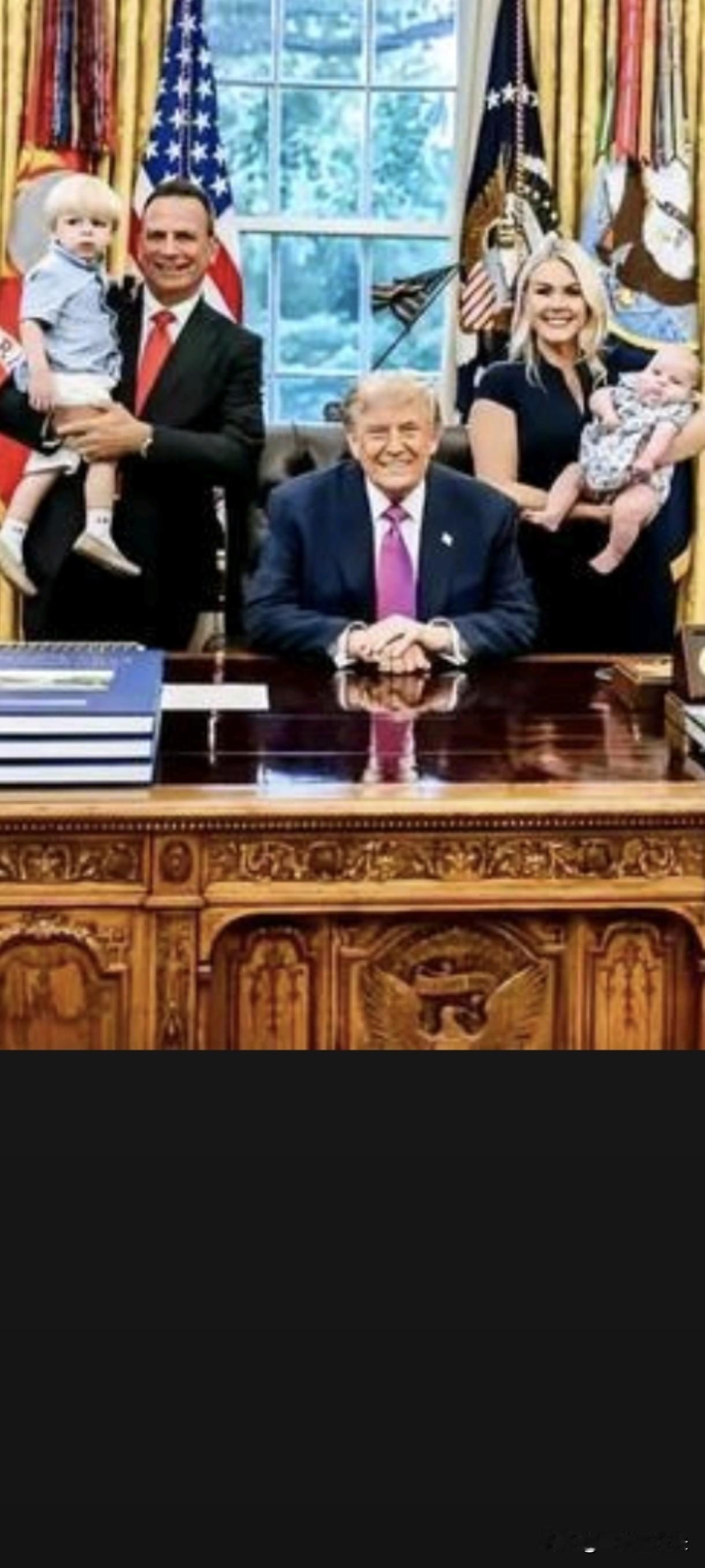 《白宫新闻秘书就是新闻》
       白宫新闻秘书卡罗琳·莱特
于2026年8