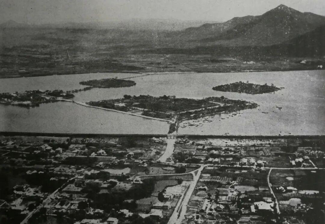 《南京玄武湖之今昔》
上世纪40年代的玄武湖（图1）；1910年的玄武门（图2）