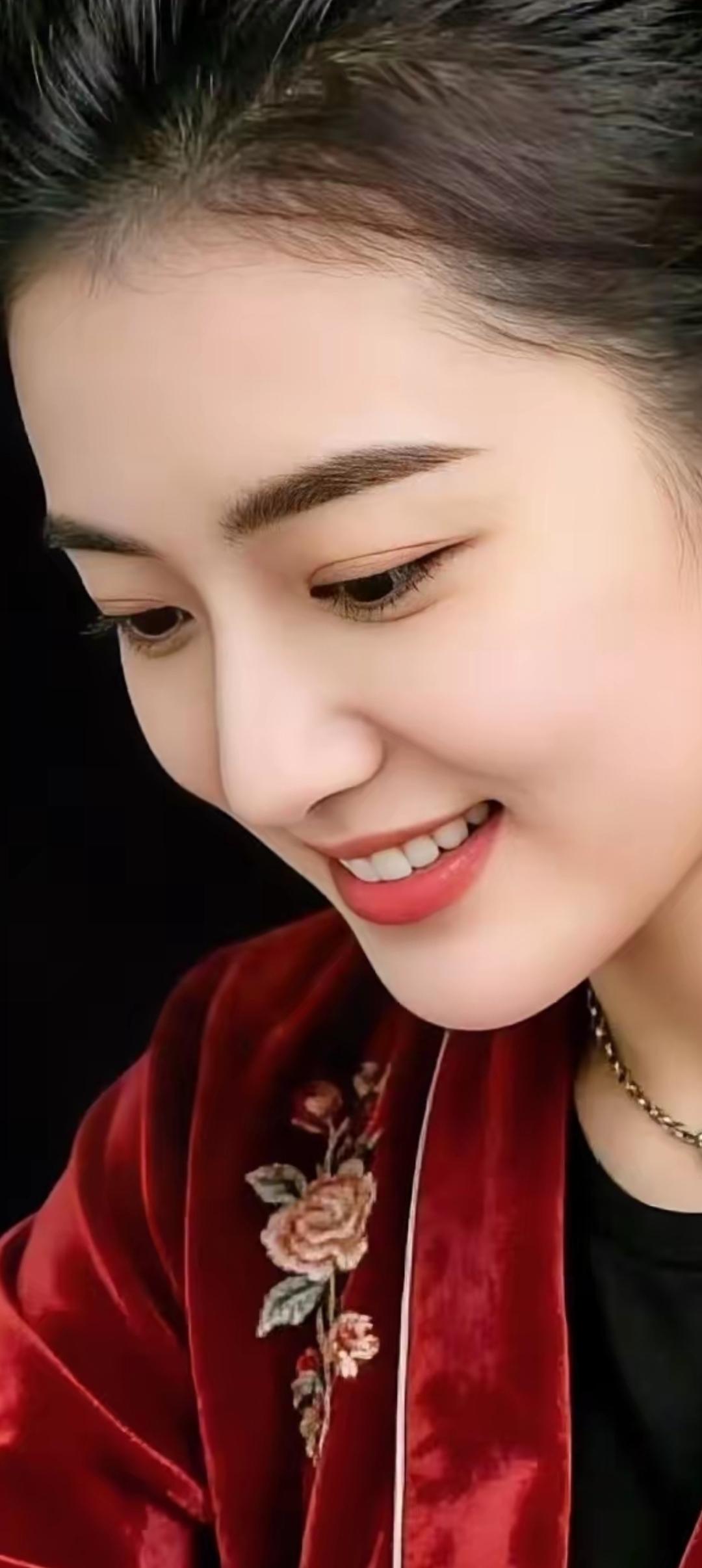 优雅红衣，微笑如花，岁月静好。