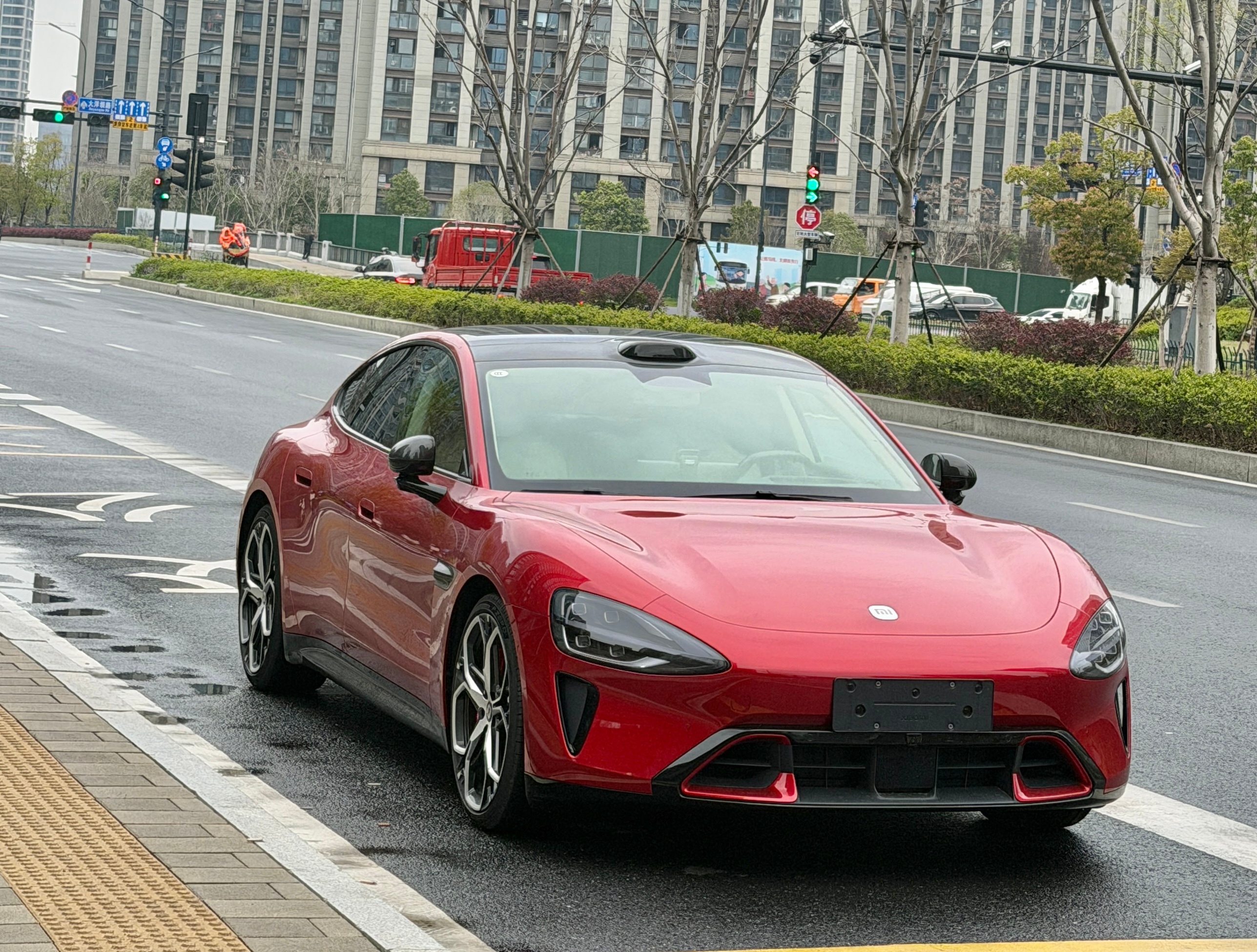 早上骑行抓到一辆赤霞红！拍的感觉有点发灰，没有肉眼来的好看