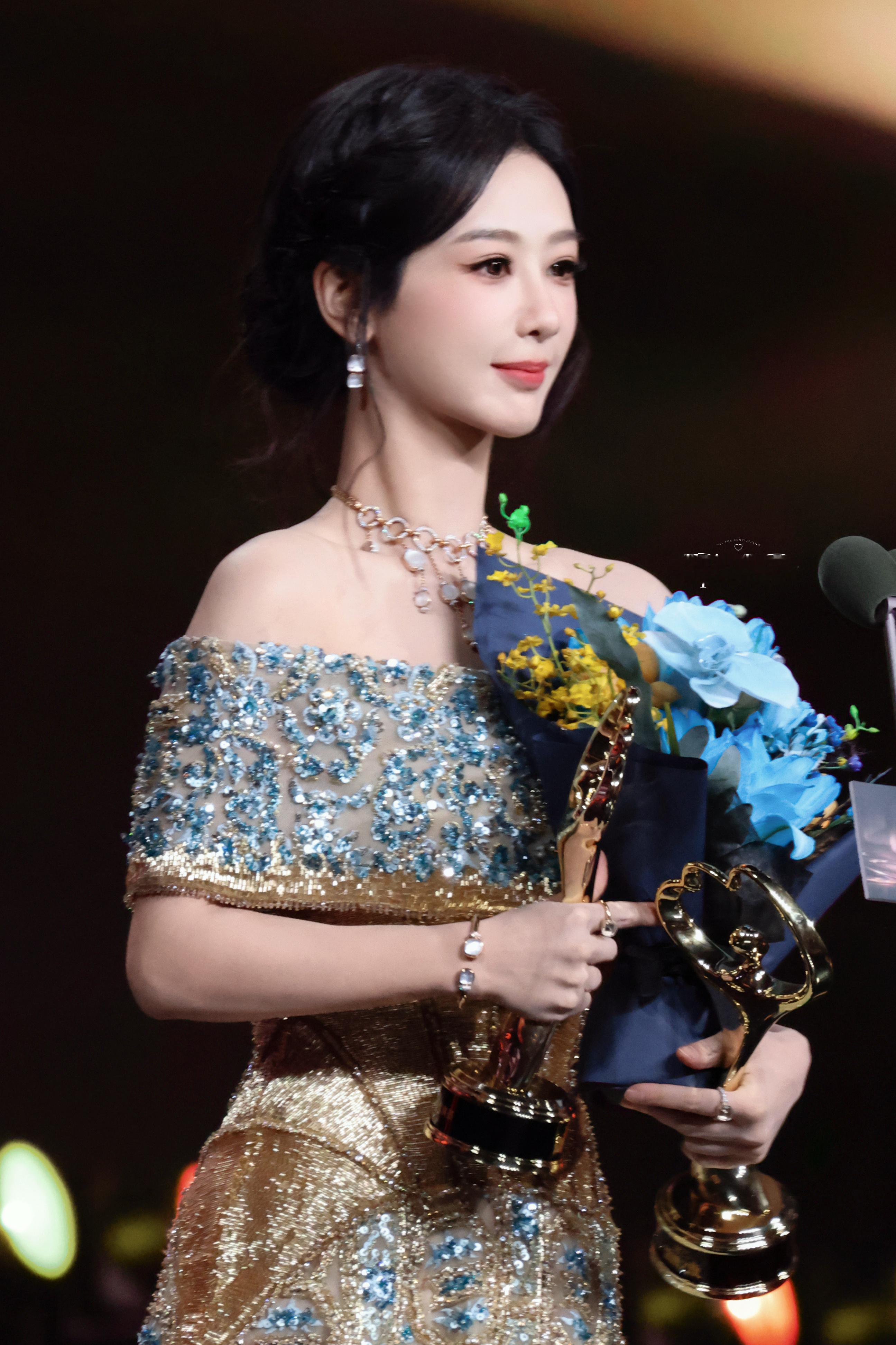风停在窗边嘱咐你要继续热爱这个世界听到一些事，明明不相干的，也会在心中拐好几个弯