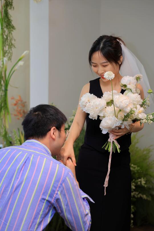 简直了！我妹在我家被求婚了！