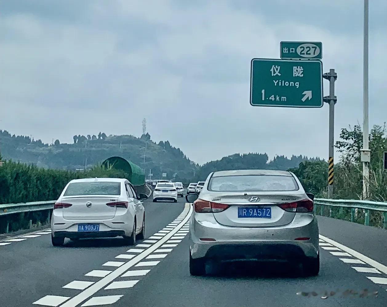 今天寒露，国庆大假后上班第一天，成都已忽略了秋高气爽的秋天，直接进入了深秋和初冬