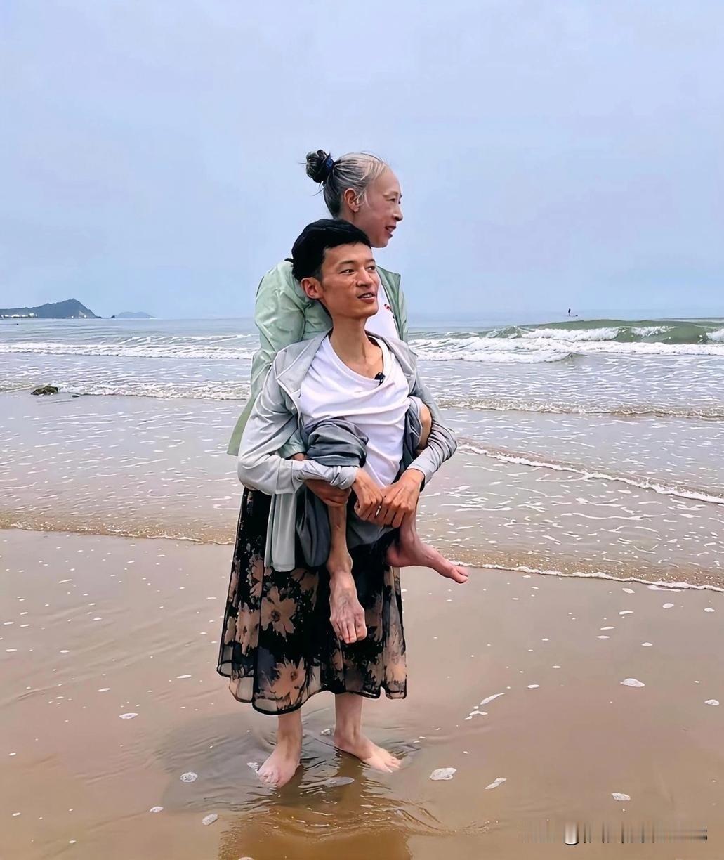 天底下无私而伟大的爱永远是母爱，纯粹又不求任何的回报。

眼前这位母亲更是让人打