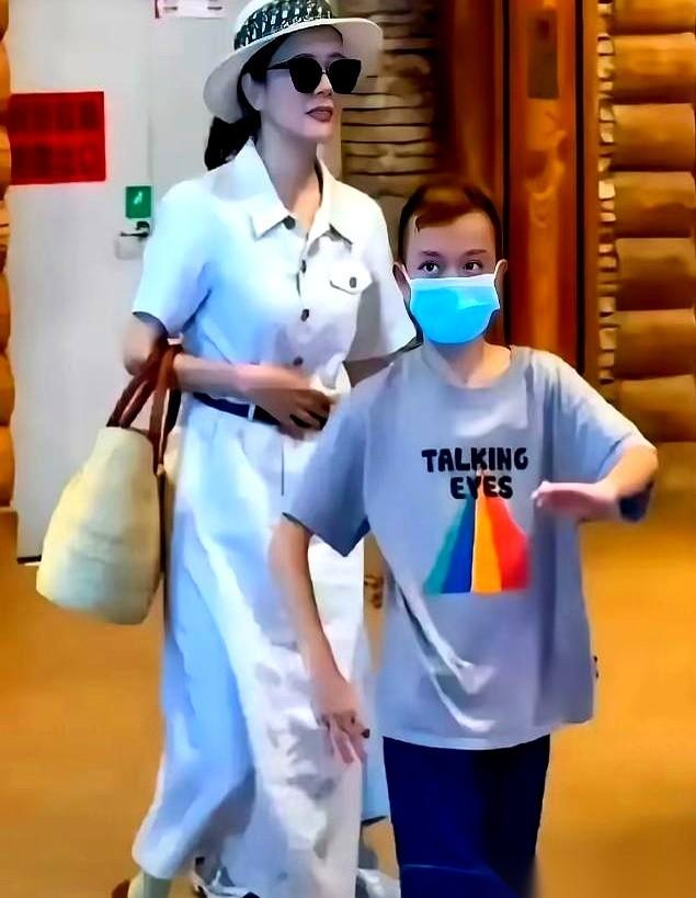 近日，有网友在街头拍到汪涵的妻子杨乐乐带着11岁的儿子沐沐现身。画面里，男孩顶着
