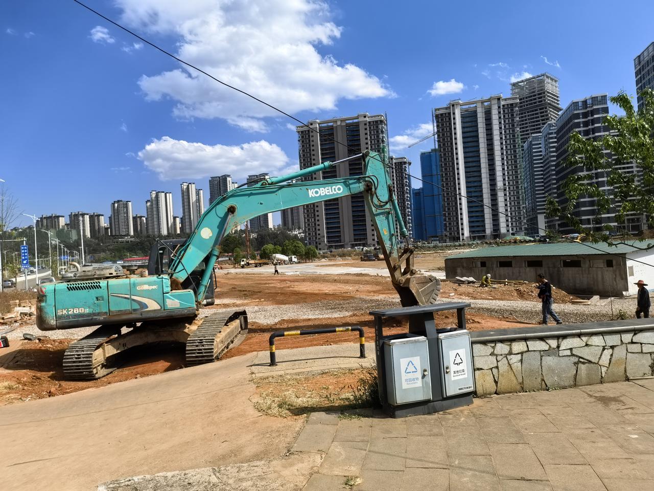 有知道在盘龙江边，中国山峡大厦后面的这一片是要准备建什么项目的不？好大一片地，有