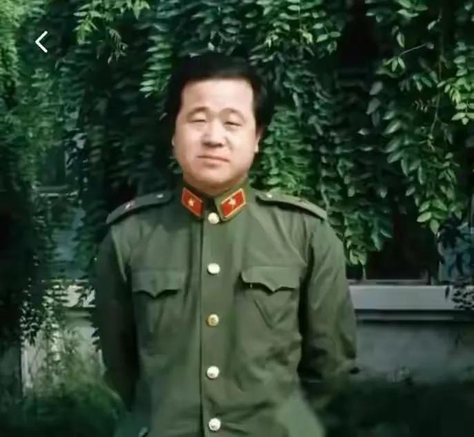 作家莫言的军装照。
原来莫言也参过军，保卫过国家的安全。
向所有的人民解放军致敬