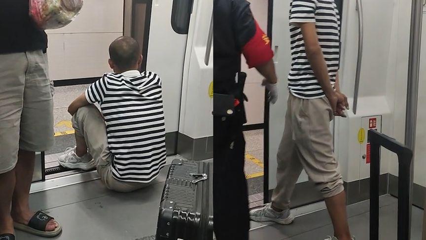 【男子坐地铁车厢门中间阻挡，被工作人员拽起，关门瞬间再次伸脚】7月6日，四川。有