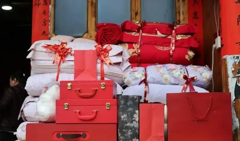 拒收彩礼倒贴嫁妆，贵州这位父亲的格局太圈粉，贵州一场乡村婚礼意外走红。新娘父亲拒