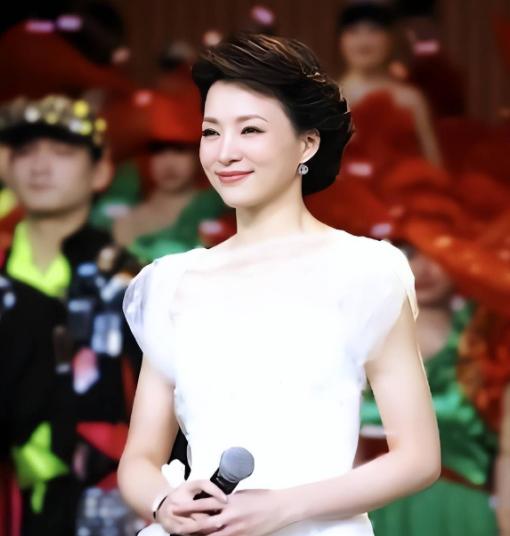 董卿母亲金路德去世，父亲撰写长文悼念亡妻，字字句句都透着爱意。
据悉，董卿母亲金