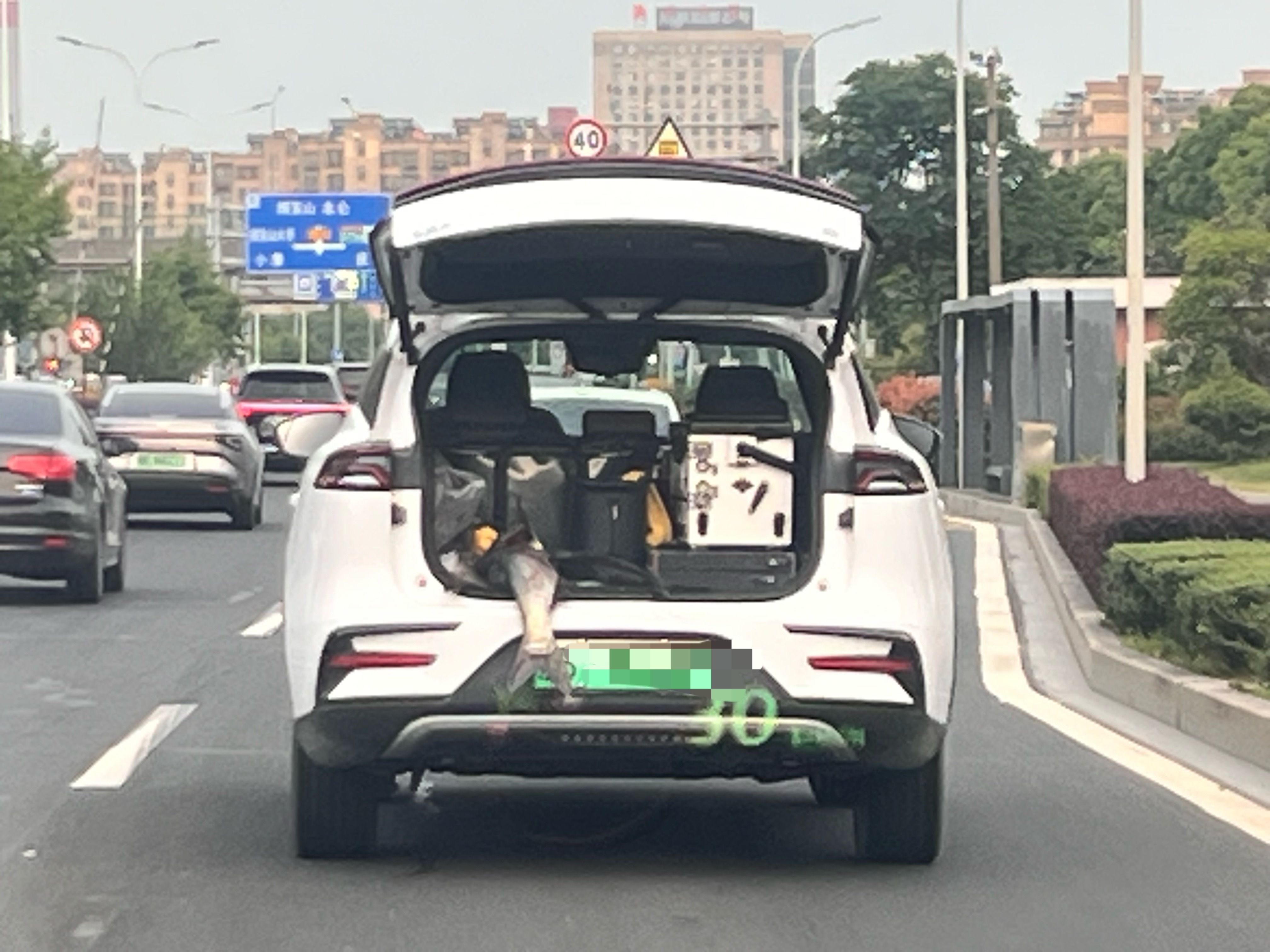 这哥们开车慢悠悠地，我都差点🐎人了，特别是那东西还动了一下把我吓的，仔细一看，