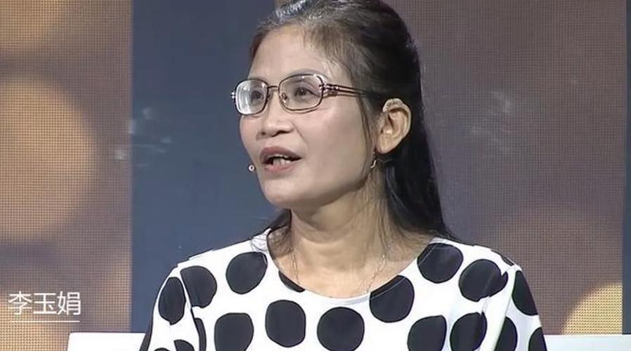 2003年，广州一位保姆在拆洗沙发套的时候，突然被沙发缝里面的硬物硌了一下。她一