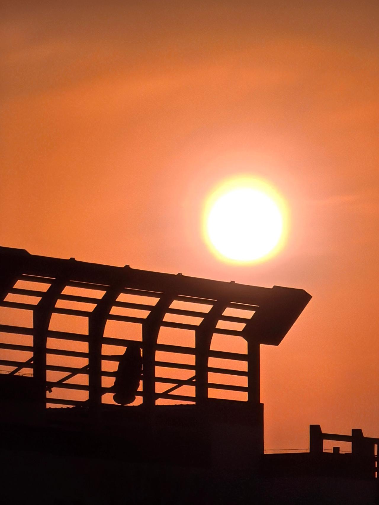 不要将他人的影子，置于我们自己的脚下丈量，这样会消耗我们灌溉心田的心力。如果我们