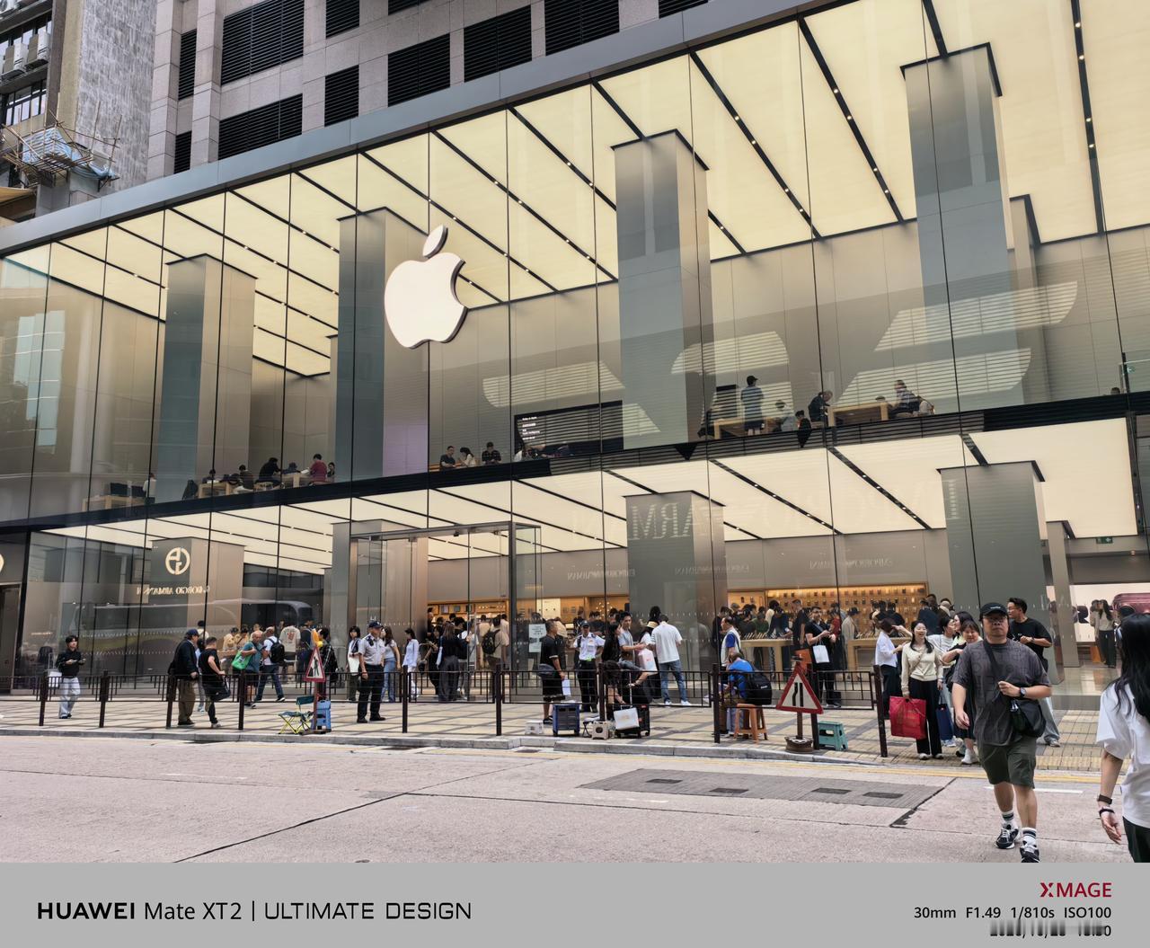iPhoneDuo一手回收溢价跌至200元，前几天去了香港的苹果店，门口的黄牛依