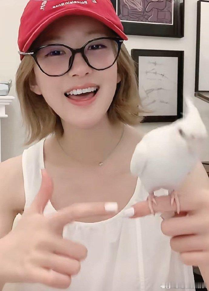 赵露思说所有账号都是自己做起来的 带着哑掉的嗓子还在坚持直播，赵露思对粉丝的真诚