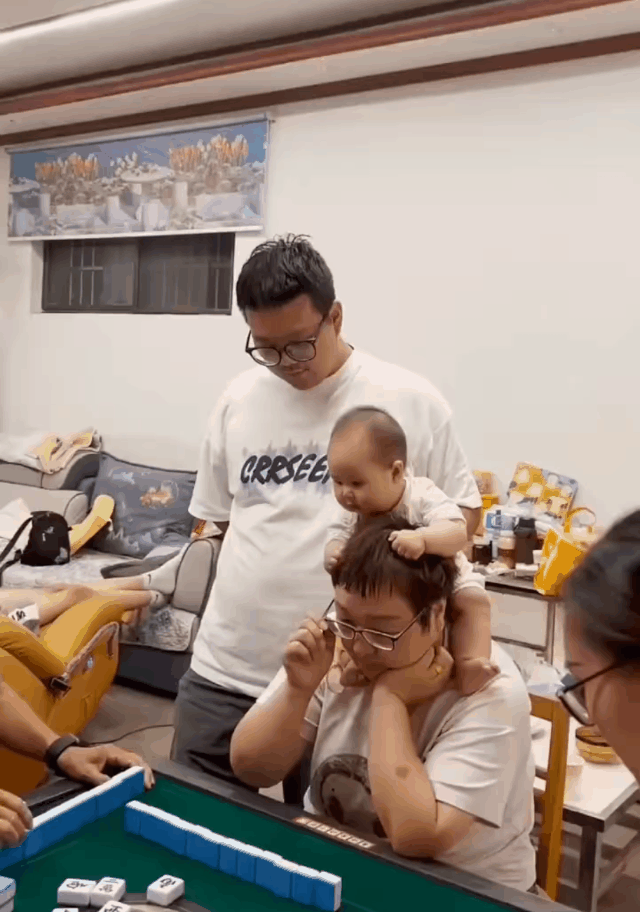 小朋友看打麻将，表情也是绝了！