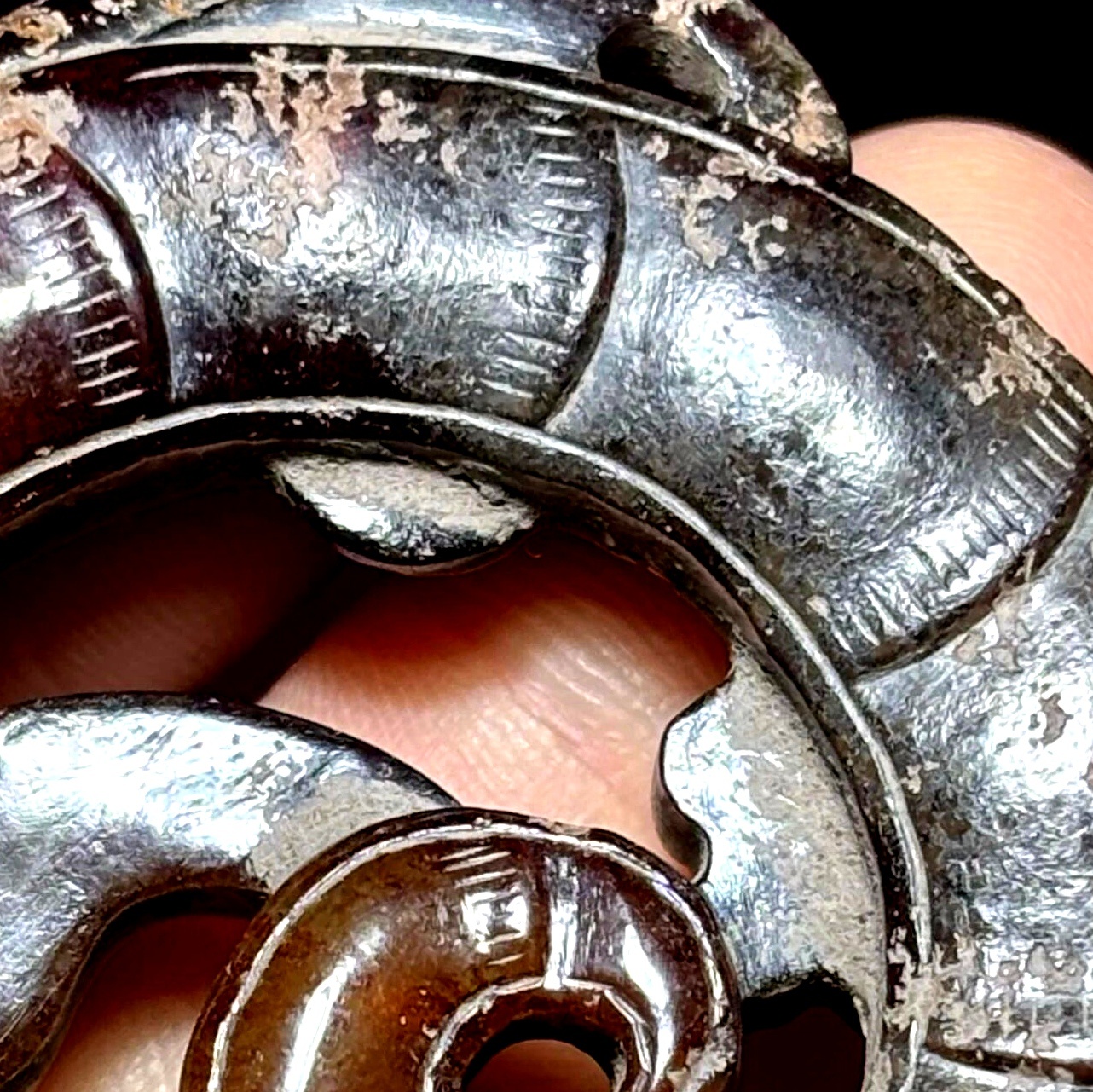 古玉杂谈 展示二件高古玉器，①咬尾龙(西汉)，②肥硕的瑞兽(东汉)。东西二汉的玉