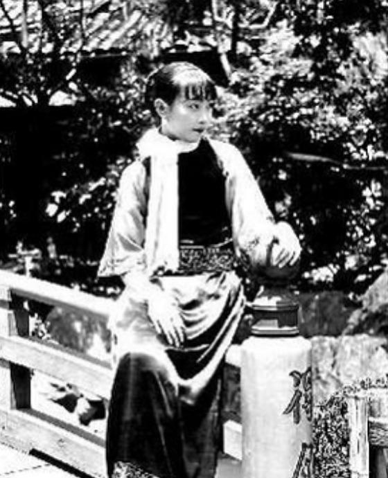 1940年深夜，民国大美女郑苹如，被秘密押到小树林执行枪决。特务垂涎她的美色，犹