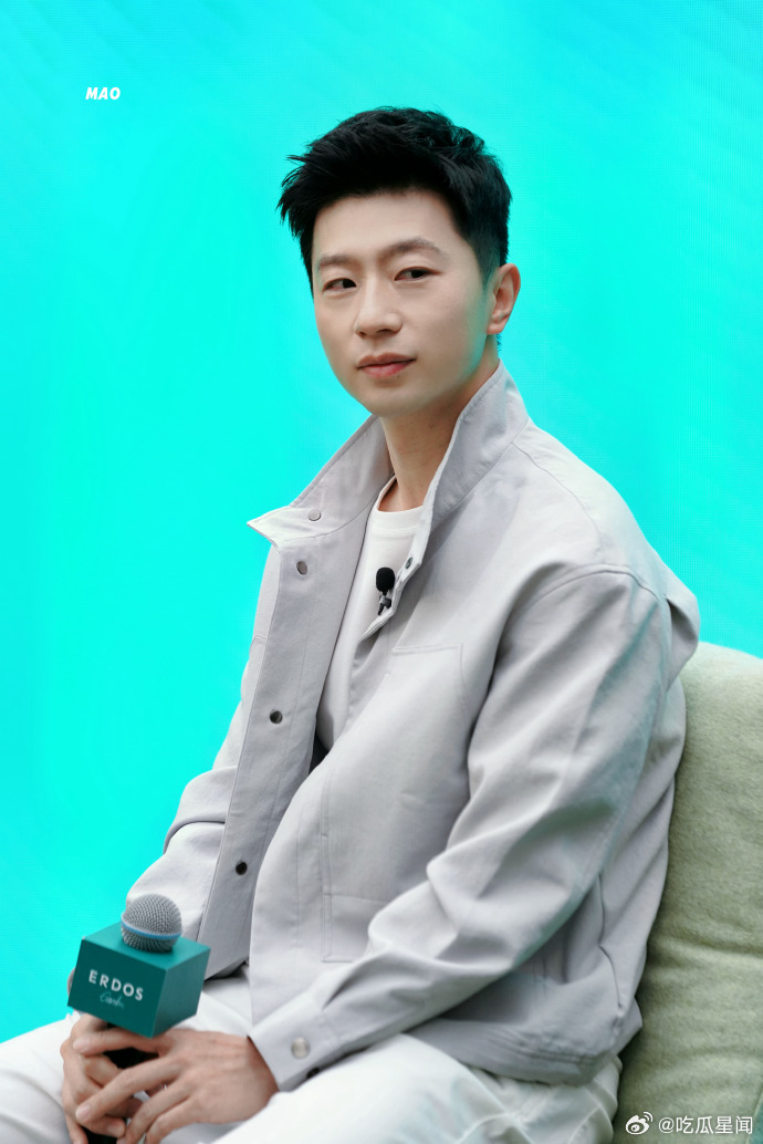 马龙这身造型给到一个夯比马龙先来的是他的帅气马龙亮相活动的造型真的太夯了！浅灰色