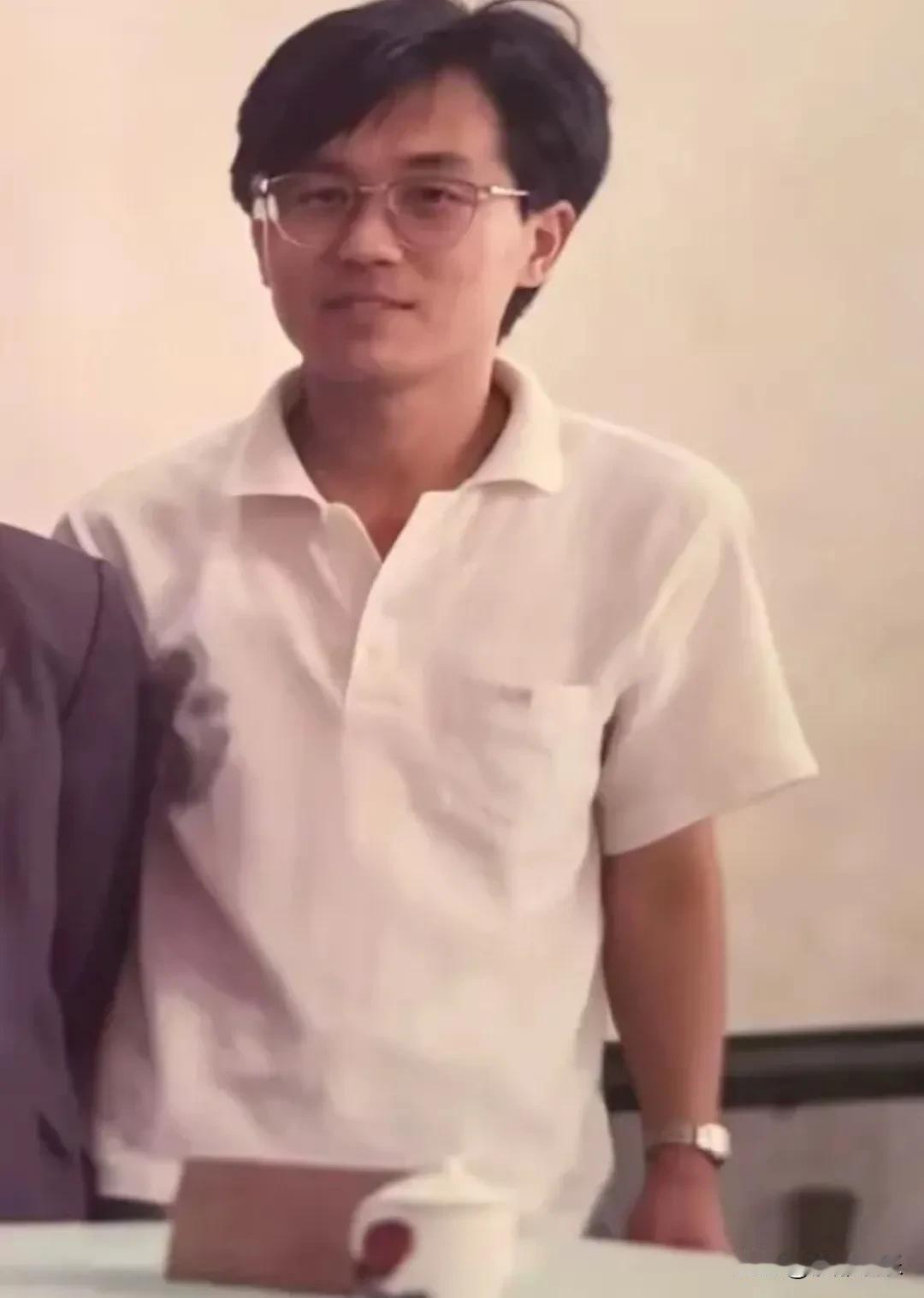 朱跃军博士的同学个个是博导和硕导，他回乡开诊所30年，网友上门他掏出八宝粥和水给