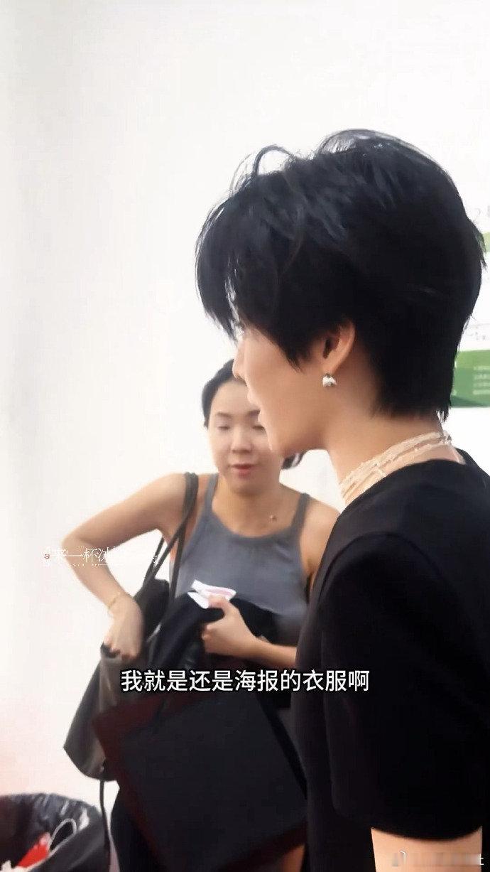 刘雨昕舞蹈新风暴路透我看见刘雨昕就宁静这样宁静毫不吝啬夸赞刘雨昕，美女和美女相见