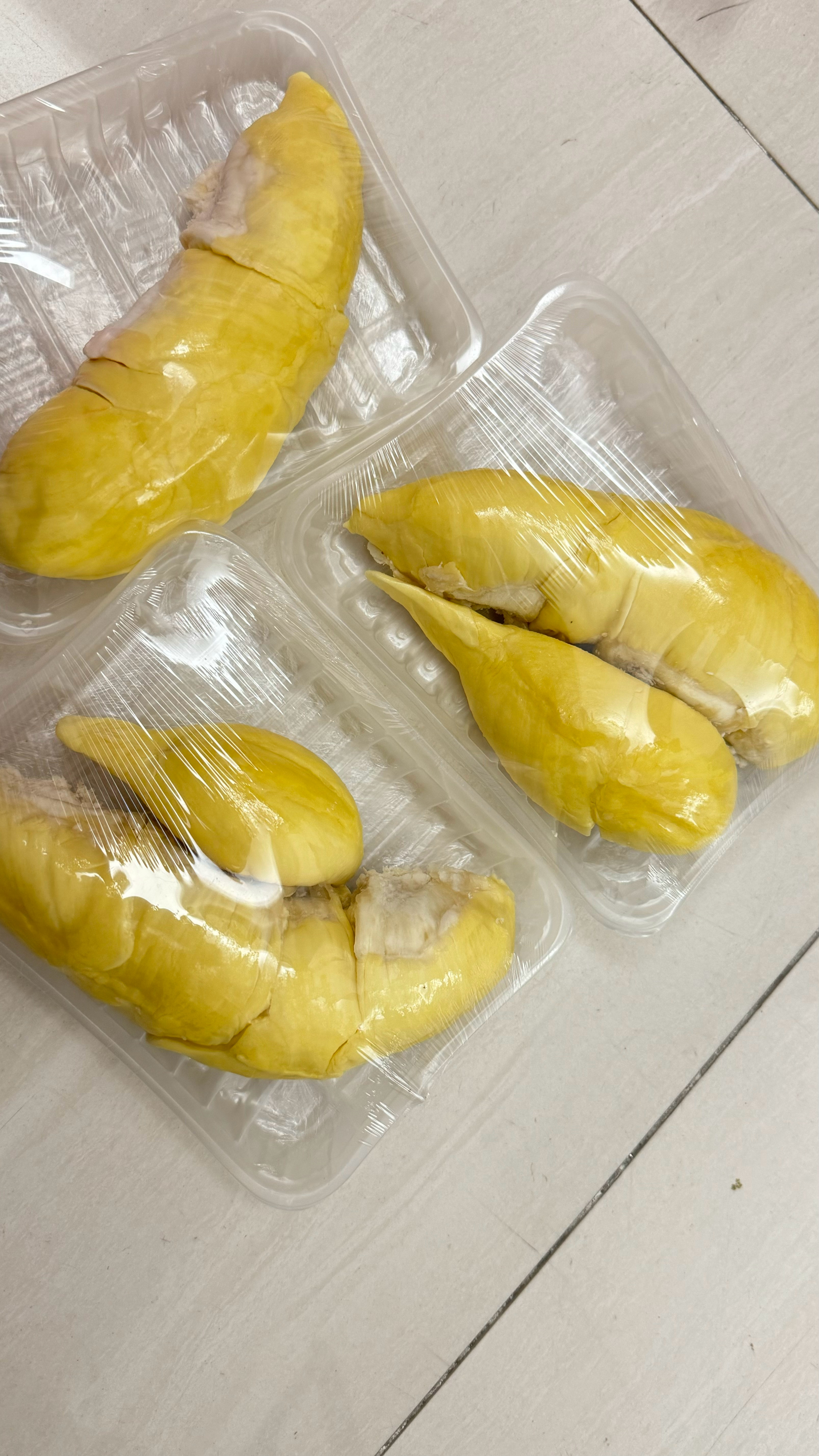 寄给仙草的明信片吃榴莲的季节来啦 大姐给我挑了个六斤大榴莲 现场开了五房肉 还不