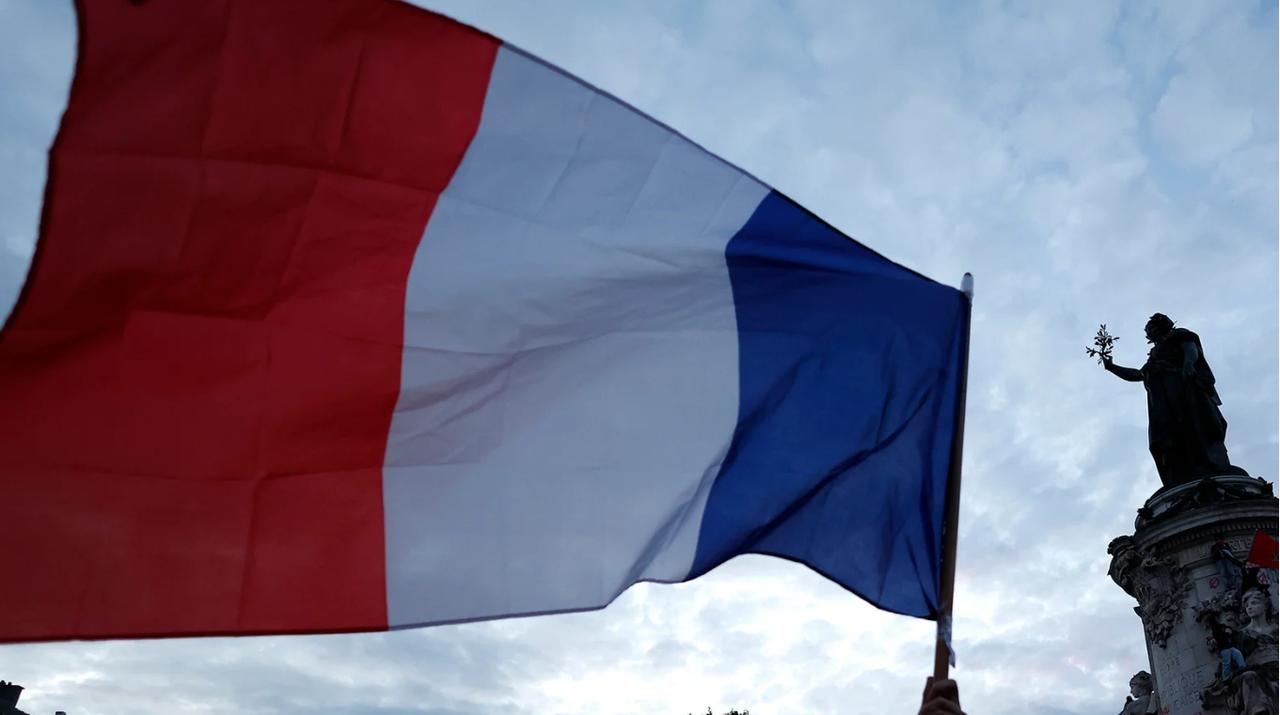 波兰大使在法国被捕
 
 
据波兰媒体Goniec报道，波兰大使在法国被拘留，其