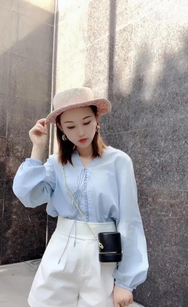 温柔粉帽，轻盈蓝色衬衫，白色高腰裤，精致搭配白色衬衫套装裙 白色衬衫穿搭 白色长