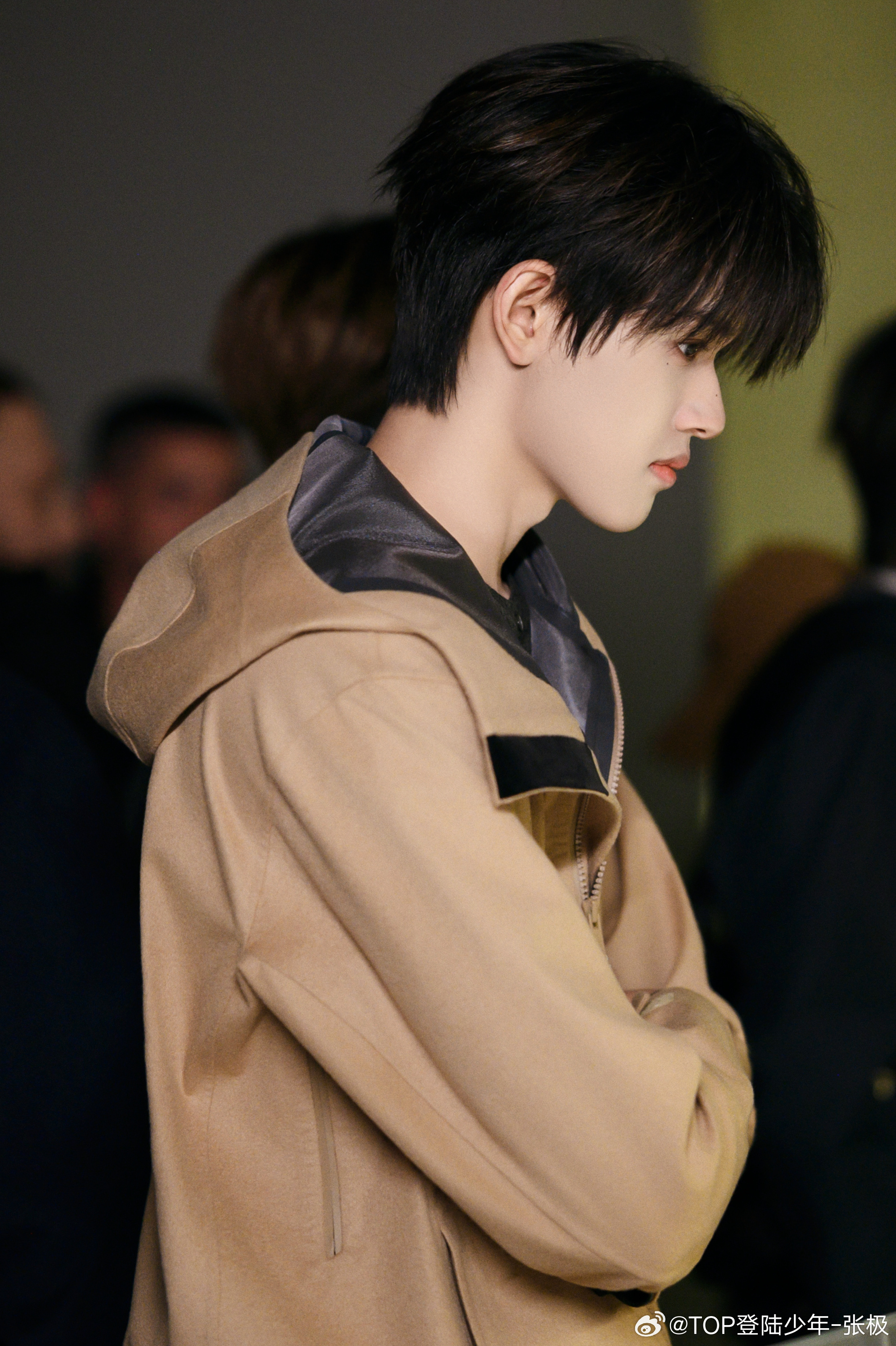 张极 × PRADA看展造型来自Prada羊绒夹克低调实穿的高雅都市风格呈现📸