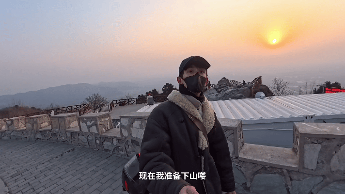 吴磊夜爬鬼笑石看日出吴磊少年感 吴磊这几张照片好有少年感啊，好有青春活力，戴头盔