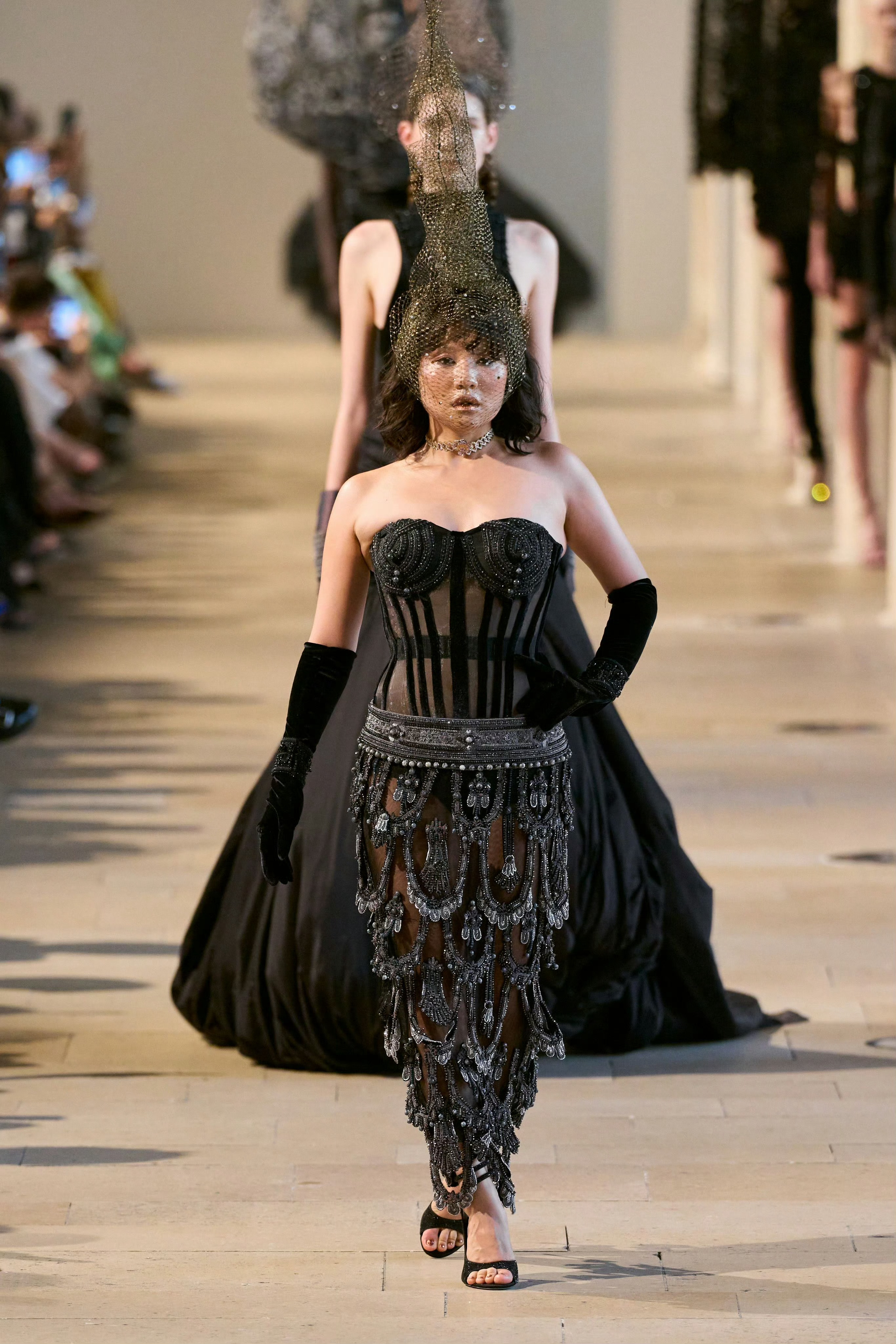 杨紫V中文版预告演绎Rahul Mishra 2026秋冬高定Yara Shoe