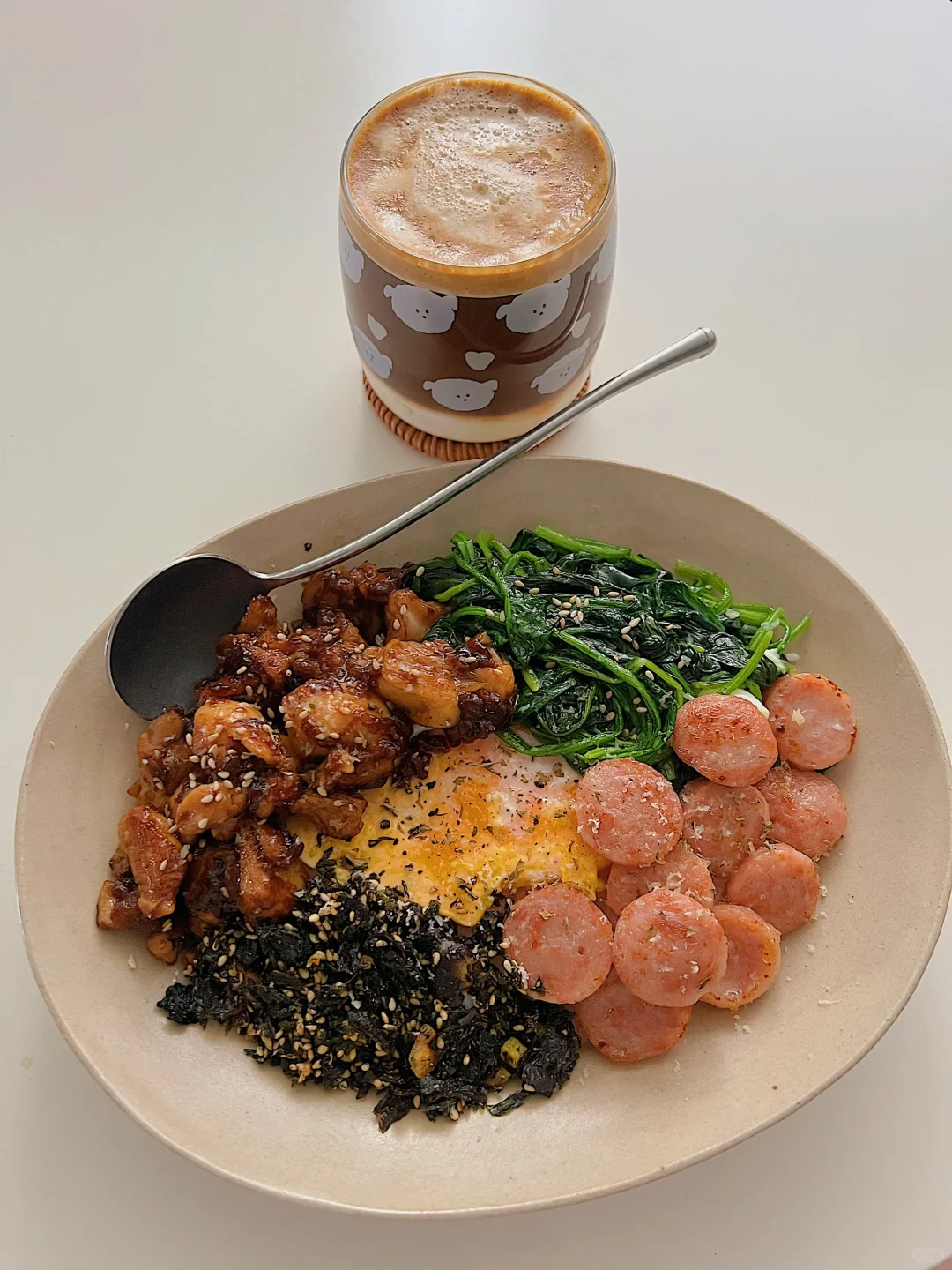 普通人的减脂餐-鸡腿肉肠双拼菠菜盖饭🍱