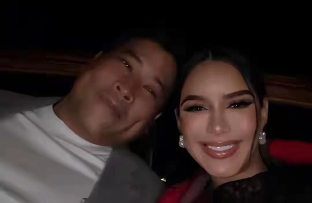 二王子不帅，但他眼光好，找的女友很靓的，他女友颜值不输泰王那些老婆的。