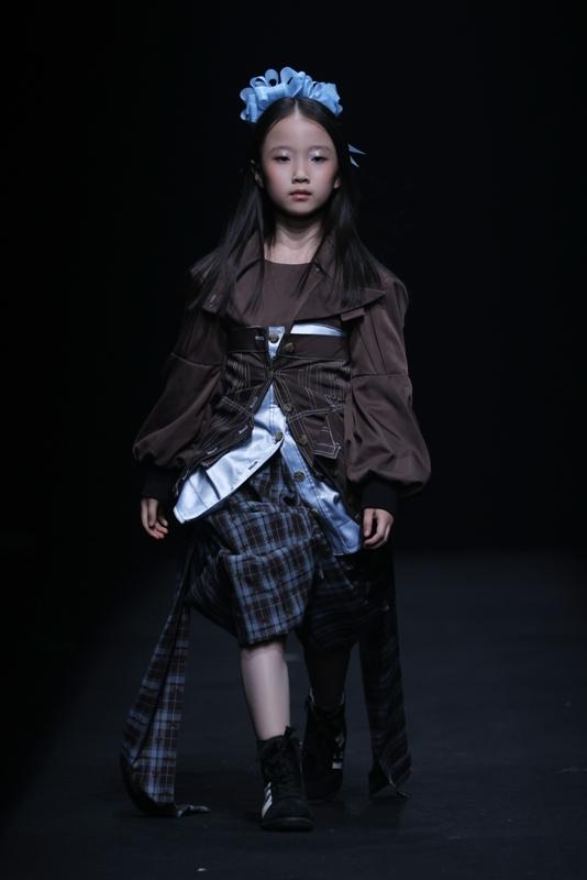 DANSE·C·尤米 2026春季中国国际时装周以解构Emoji为灵感，构筑虚拟